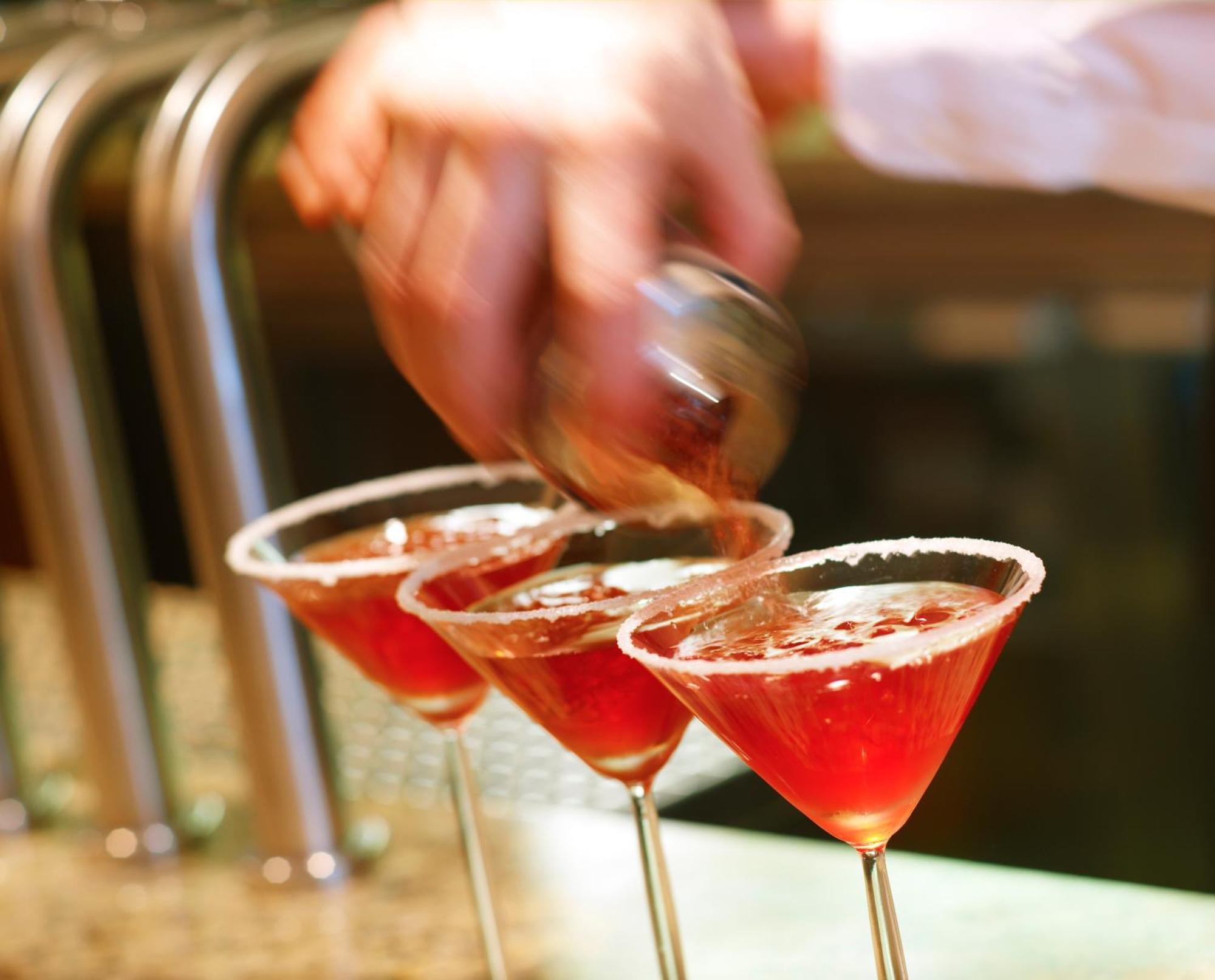 阿多伽海茨温泉酒店 基拉尼 外观 照片 A bartender seasoning a cocktail rim with a lemon wheel