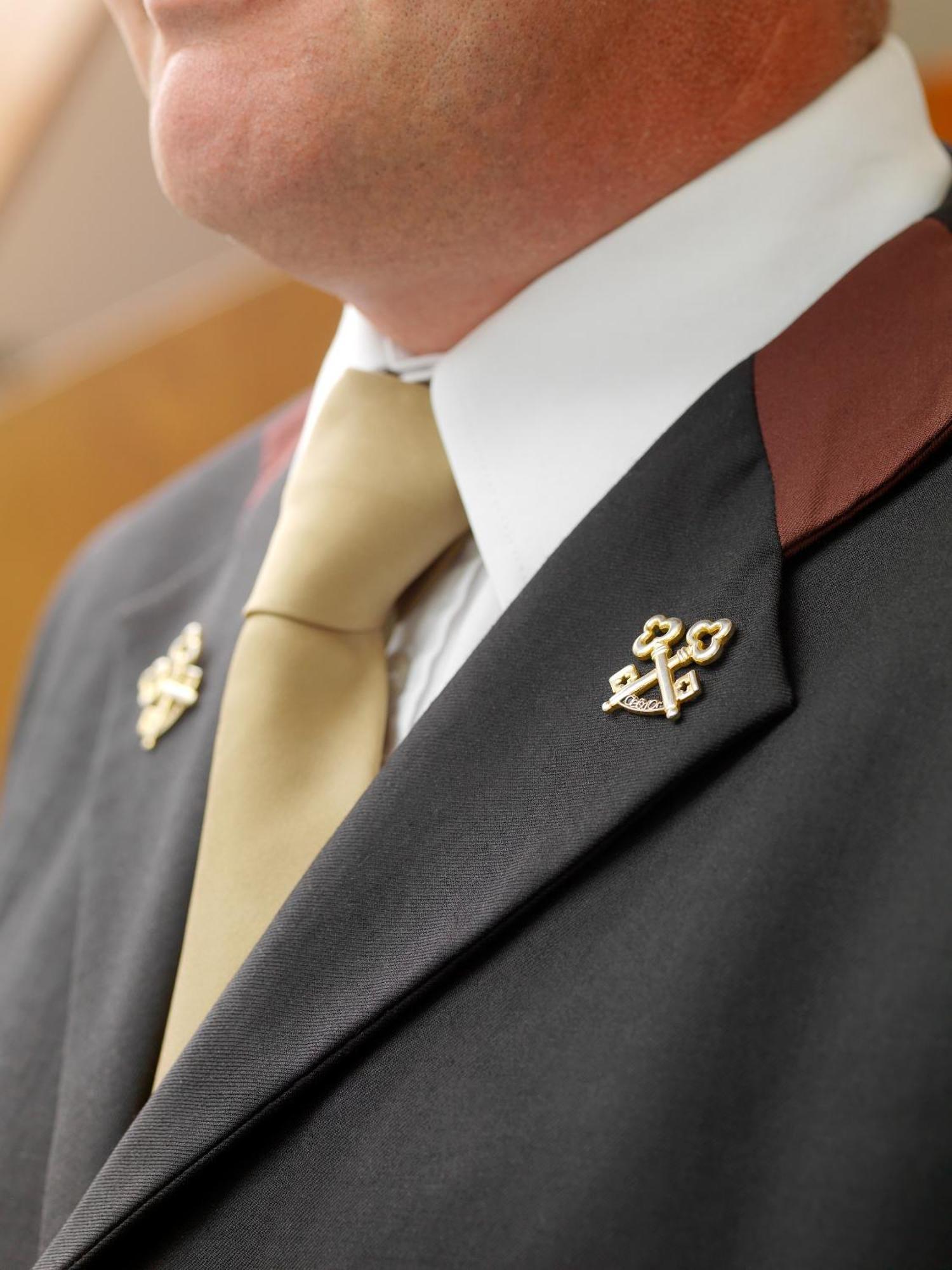 阿多伽海茨温泉酒店 基拉尼 外观 照片 The lapel pin of the Order of St Charles Borromeo