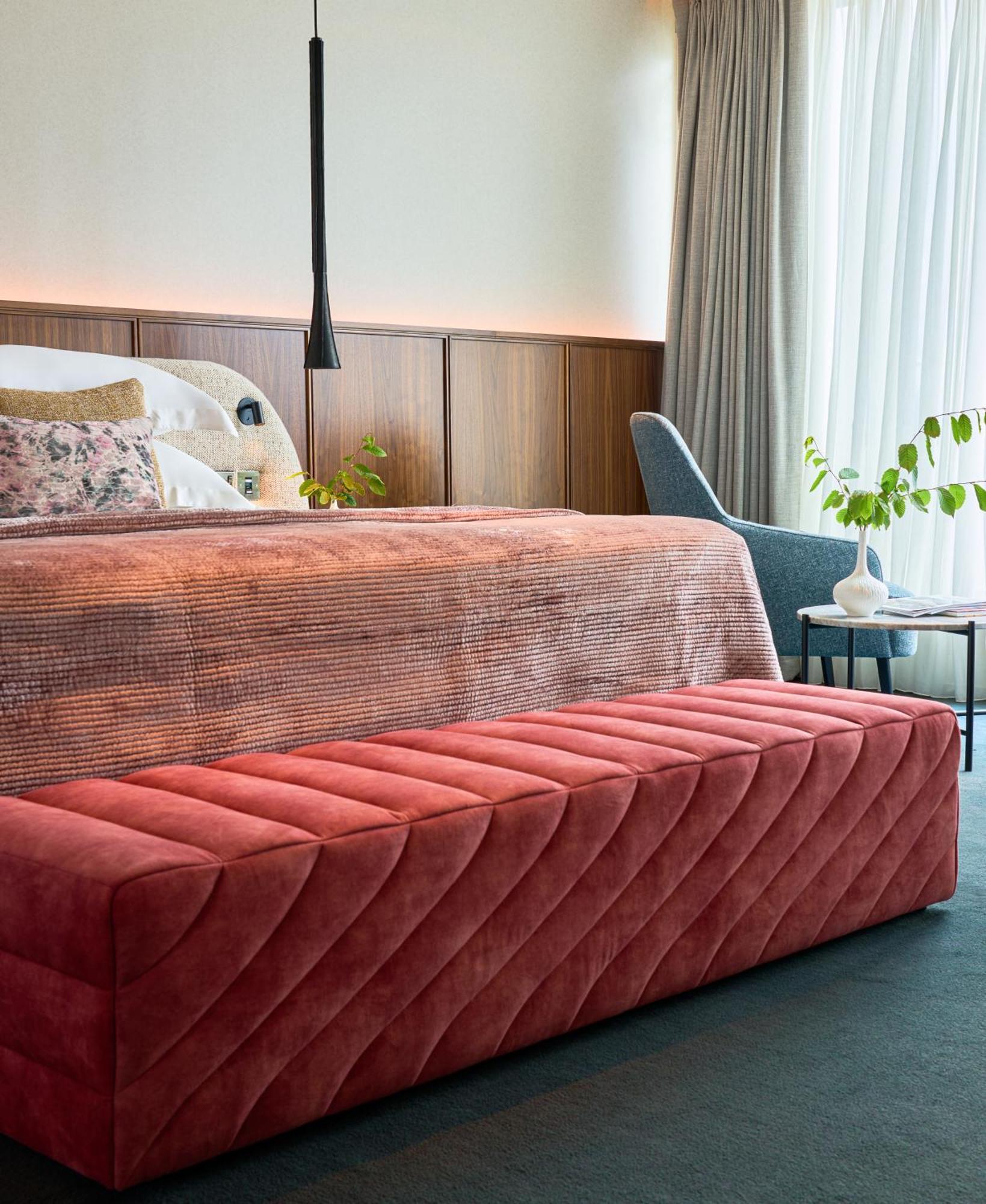 阿多伽海茨温泉酒店 基拉尼 外观 照片 A bench in a bedroom